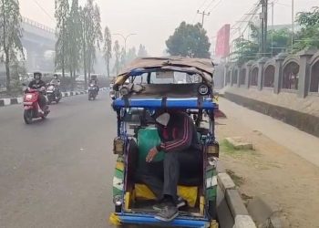 Asap Karhutla Tutupi Jembatan Ampera dan Menyulitkan Penarik Becak