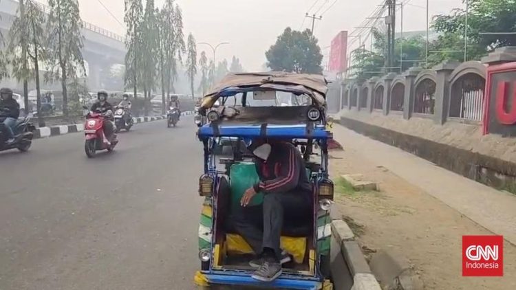 Asap Karhutla Tutupi Jembatan Ampera dan Menyulitkan Penarik Becak