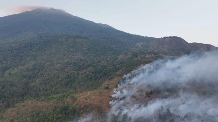 Karhutla Gunung Ciremai, Pemkab dan Pemprov Koordinasi Lakukan Water Bombing