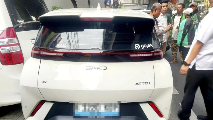 Mobil Listrik Tabrak 4 Kendaraan dan Lindas Ojol di Blok M