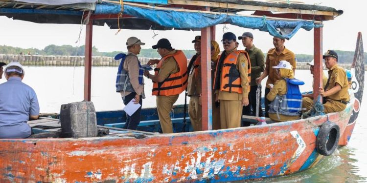 Taj Yasin Tinjau Pembangunan Tanggul Pantai di Demak untuk Pulihkan Tambak