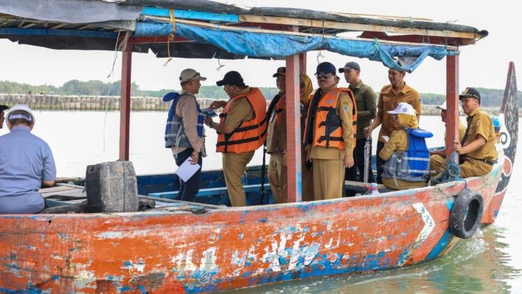 Taj Yasin Tinjau Pembangunan Tanggul Pantai di Demak untuk Pulihkan Tambak