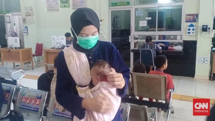 Tangis Bayi Aisya Saat Berebut Udara Segar di Tengah Asap Pekat Palembang