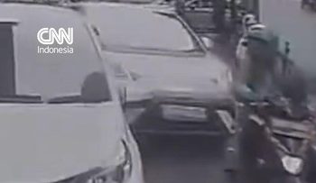 Detik-detik Ojol Tabrak BYD Hingga Patah Kaki