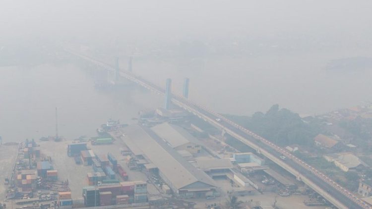 Sesak Bernapas di Palembang Akibat Kualitas Udara Sangat Berbahaya