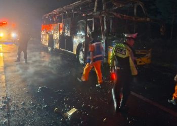 Bus Tunggal Terbakar di Tol Semarang, Dalam Sekejap Tinggal Rangka