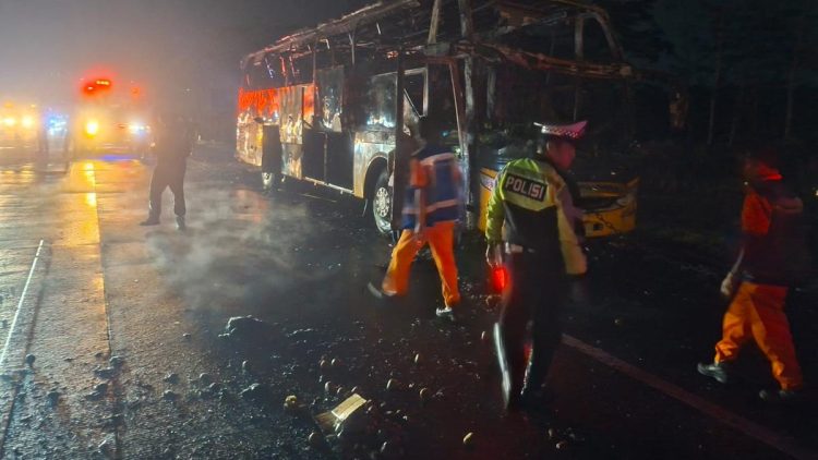 Bus Tunggal Terbakar di Tol Semarang, Dalam Sekejap Tinggal Rangka